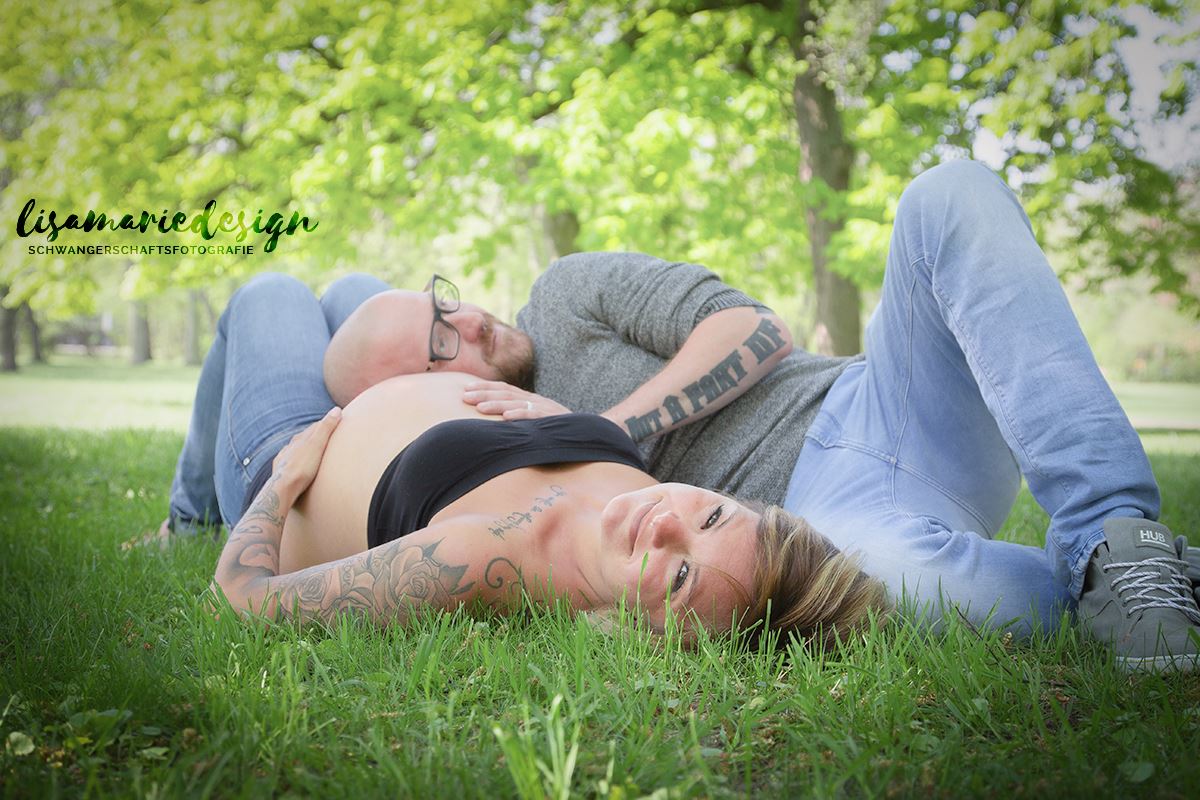 Schwangerschaftsshooting bei einem Outdootshooting in einem Park in Leipzig